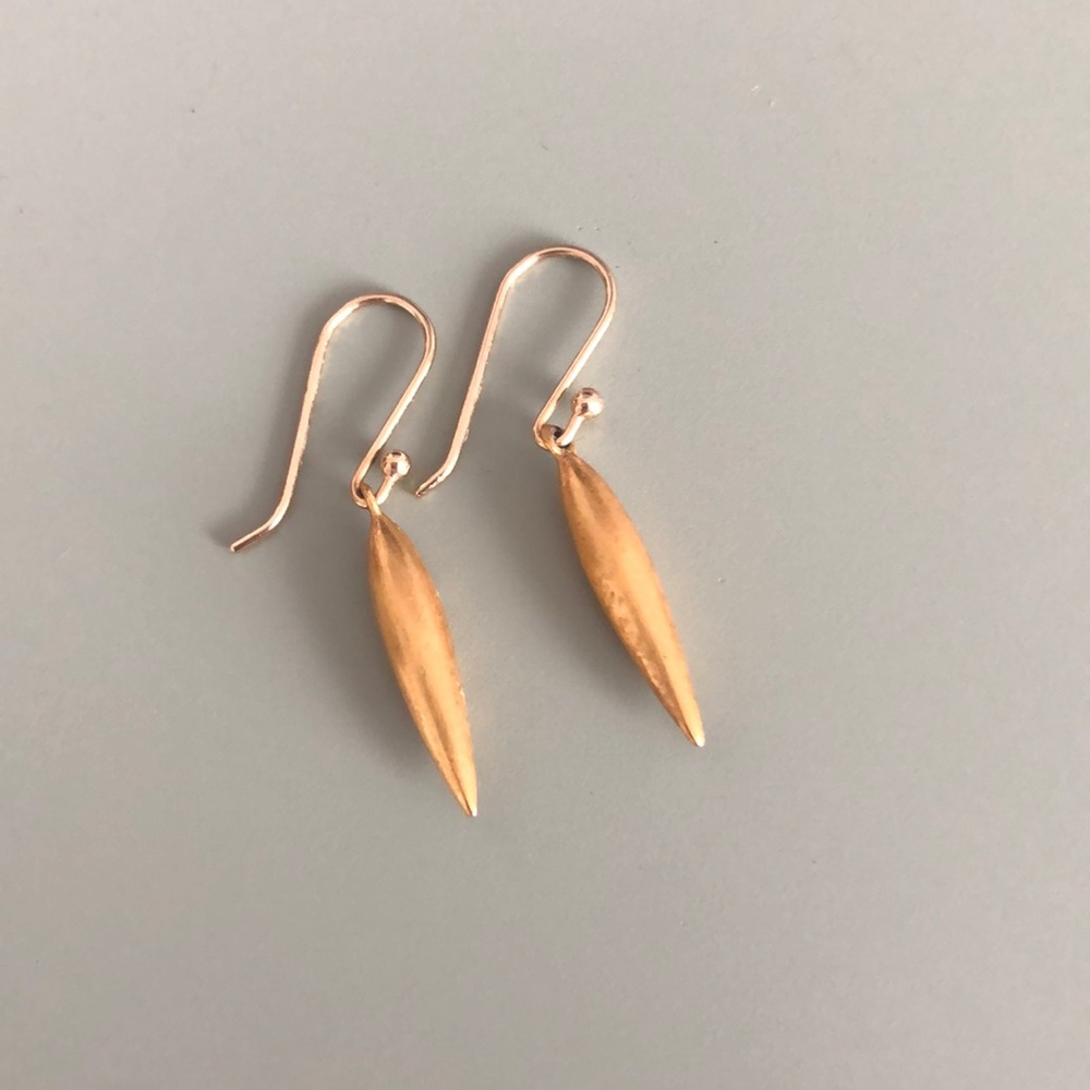 Gold plaited earrings.